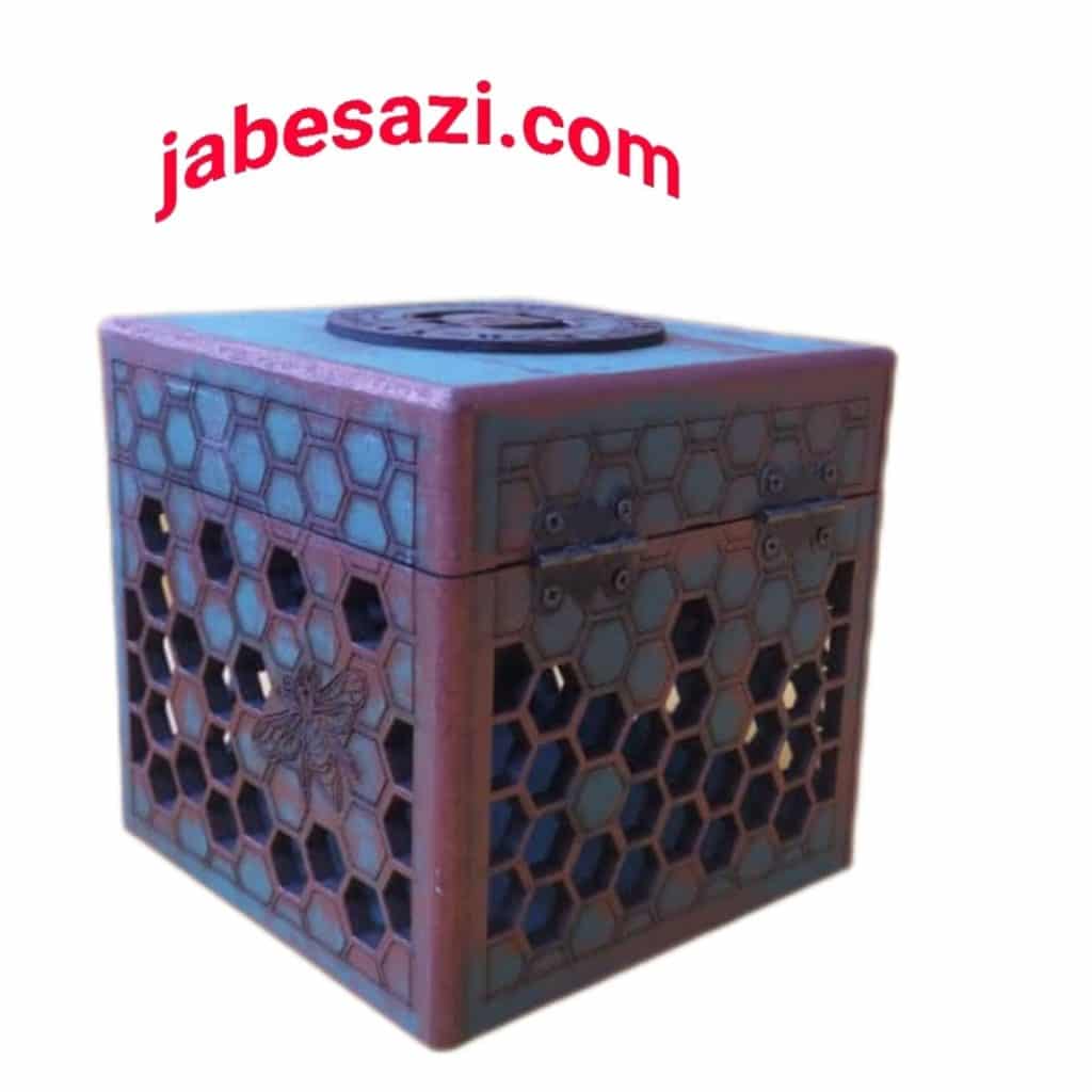نمونه جعبه چوبی که مشاهده می کنید یک جعیه مخصوص عسل است شما می توانید از این جعبه چوبی برای بسته بندی عسل استفاده کنید این جعبه با دقت بالا توسط تولید کننده جعبه چوبی ساخته شده است وسازنده این جعبه چوبی سعی کرده که این جعبه چوبی با دقت وکیفیت بالا ساخته شود و شما می تاویند از این جعبه برای بسته بندی محصول خود استفاده کنید