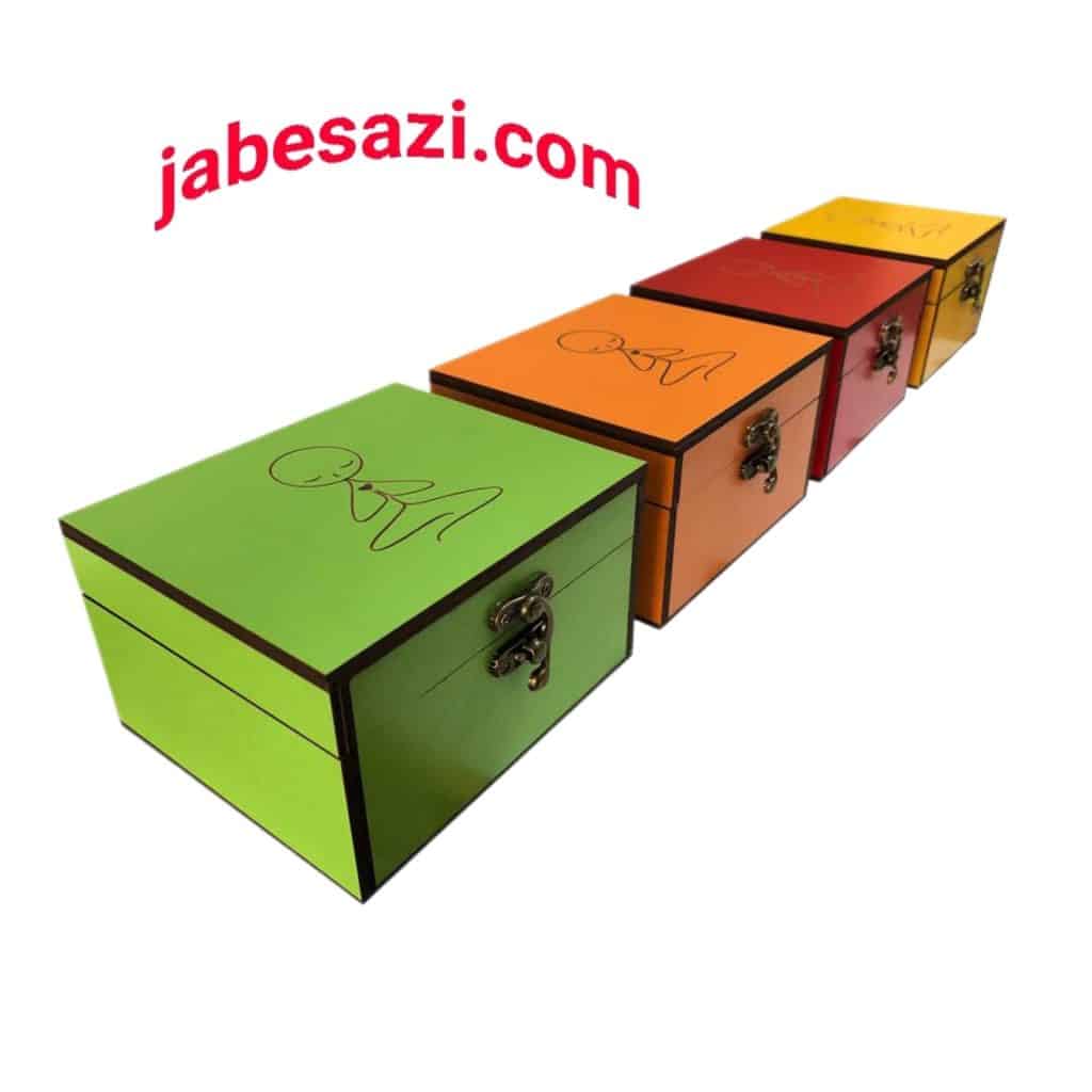 چه جعبه چوبی زیبای این جعبه چوبی می تواند یک هدیه مناسب برای عزیزان شما باشد سازنده این جعبه چوبی توانسته یک محصول فوق العاده برای شما بسازد و همان طور که در عکس می بینید می توان از این جعبه چوبی به عنوان یک بسته بندی شیک نیز استفاده کرد از مهمترین ویژگی این جعبه چوبی می توان به تنوع رنگ بالای ان اشاره کرد استفاده از حک روی این جعبه باعث شده که طرحی که روی ان ایجاد شده به زیبای جعبه چوبی کمک زیادی کند