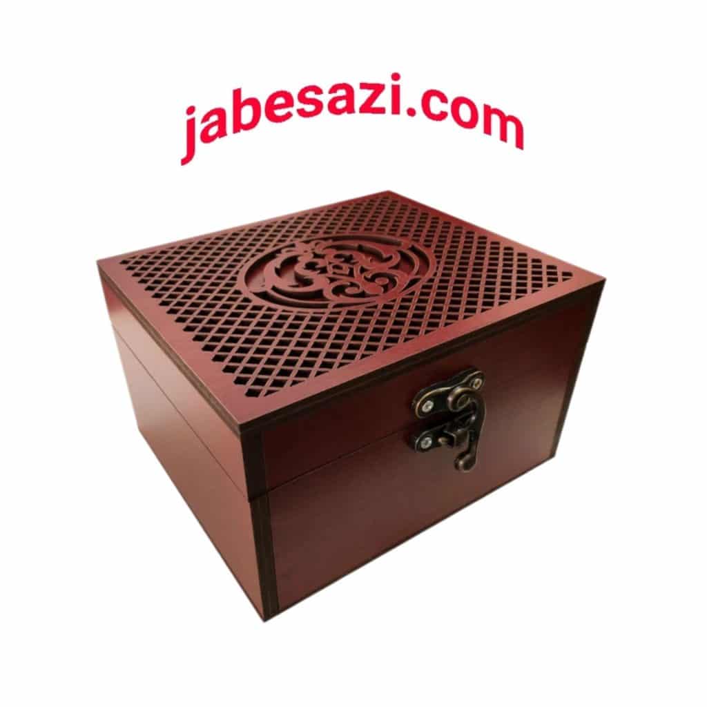 این همه هنر فقط برای یک جعبه چوبی واقعا فوق العاده است سازنده بسیار در ساخت این جعبه چوبی دقت کرده وجعبه ای را ساخته که از هر لحاظ زیباست و زیبای خیره کننده این جعبه چوبی کمک زیادی به شما می کند که می خواهید از این جعبه چوبی به عنوان بسته بندی استفاده کنید